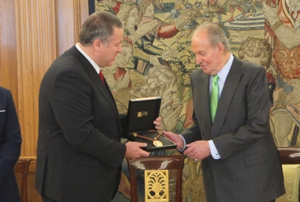 Su Majestad el Rey recibe de manos del alcalde de La Unión la Medalla de Oro conmemorativas del 150 aniversario de la constitución del municipio